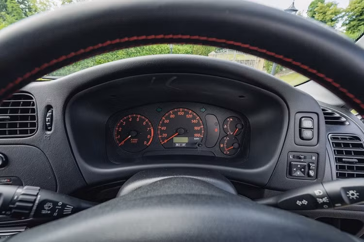 Những điểm nhấn "ăn tiền" tiếp theo của chiếc xe là gương chiếu hậu chỉnh điện, bộ vành Enkei Ralliart 17 inch màu trắng, đi kèm lốp Michelin Pilot Sport 4, cùm phanh Brembo màu đỏ thể thao, chắn bùn Ralliart màu đỏ sau 4 bánh, ghế Recaro thể thao ở hàng phía trước thêu dòng chữ "Tommy Makinen", vô lăng Momo khâu bằng chỉ màu đỏ, dàn âm thanh VDO với đầu đĩa CD, hệ thống điều hòa, cần số bọc da thật và hệ thống điều hướng mô-men xoắn Active Yaw Control.