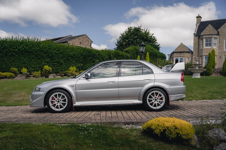 Số công-tơ-mét của xe vào thời điểm bán đấu giá là 16.663 km. Mitsubishi Lancer Evolution VI Tommy Makinen Edition là phiên bản đặc biệt được đặt tên theo cựu tay đua Tommi Makinen người Phần Lan. Anh từng lái một chiếc Mitsubishi Lancer Evolution trong thời gian 3 năm, từ 1996 - 1999.