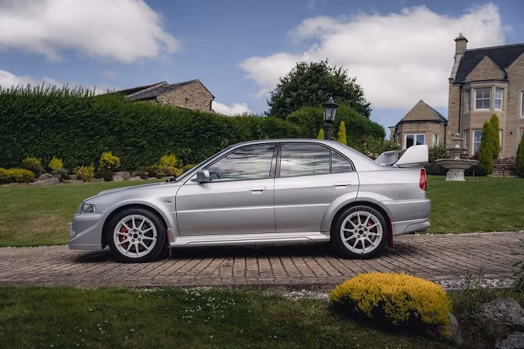 Số công-tơ-mét của xe vào thời điểm bán đấu giá là 16.663 km. Mitsubishi Lancer Evolution VI Tommy Makinen Edition là phiên bản đặc biệt được đặt tên theo cựu tay đua Tommi Makinen người Phần Lan. Anh từng lái một chiếc Mitsubishi Lancer Evolution trong thời gian 3 năm, từ 1996 - 1999.