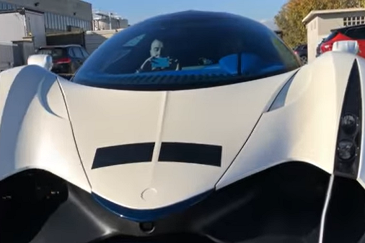 Theo những thông tin trước đây cho biết, phiên bản mạnh 5.000 mã lực sẽ chỉ dành cho đường đua, với phiên bản phù hợp đi đường phố sẽ ra mắt sau và yếu hơn 2.000 mã lực. Một phiên bản trang bị động cơ V8 cũng đã được hứa hẹn, mang đến công suất “khiêm tốn” khoảng 1.500 mã lực. Dựa theo những gì được thấy trong video, chiếc xe này có khả năng là bản yếu hơn để đi đường phố công cộng.