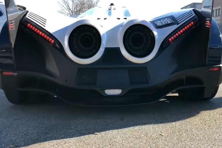 Những hình ảnh cho thấy chiếc siêu xe dị thường đang di chuyển trên đường công cộng với âm thanh ống xả mạnh mẽ. Được sơn kết hợp hai tông màu đen và trắng, Sixteen có vẻ ngoài dữ dằn, cộng thêm phần đuôi ấn tượng với các ống xả khổng lồ và cánh gió lớn. Nói đơn giản, siêu xe này mang đến cảm giác như một chiếc xe dành cho siêu anh hùng Batman vậy.