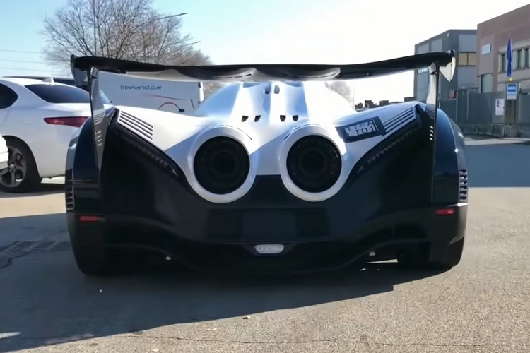 Với công suất hơn 5.000 mã lực, Devel Sixteen hàng khủng là một mẫu siêu xe cực mạnh mẽ đầy tiềm năng, ít nhất là trên mặt lý thuyết. Thương hiệu Devel có trụ sở tại Dubai vốn đã được thành lập từ năm 2006, và sau nhiều lần hứa hẹn chuẩn bị đưa xe vào sản xuất, người ta vẫn chưa thấy dấu hiệu của phiên bản xe sản xuất đâu cả. Nhưng mọi chuyện có vẻ như đang có chuyển biến tốt.