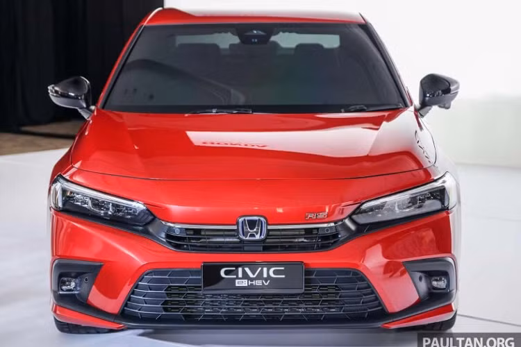 Về nội thất, khoang cabin dường như vẫn được giữ nguyên bản. Xe trang bị màn hình trung tâm 9 inch hỗ trợ Apple CarPlay không dây, tính năng nổ máy từ xa và cửa gió hàng ghế sau, ghế ngồi và các chi tiết được bọc da màu đen với các viền chỉ đỏ được khâu làm điểm nhấn.