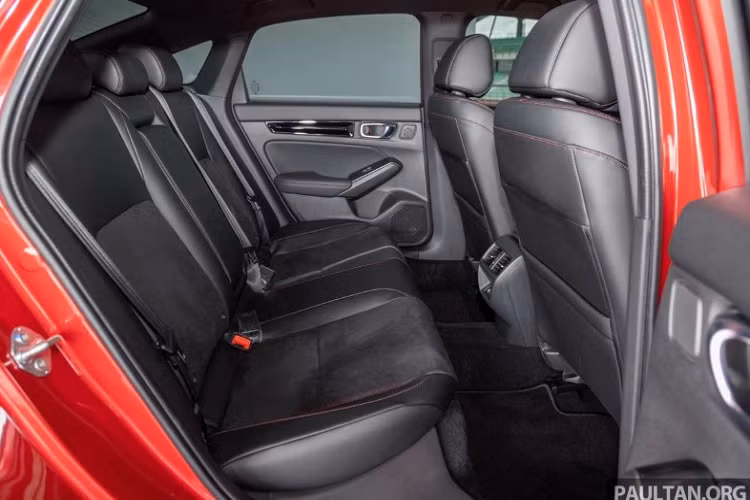 Xe có thể tăng tốc từ 0-100 km/h trong 7,9 giây. Civic e:HEV hiện là chiếc xe nhanh nhất trong các phiên bản của thế hệ thứ 11 tại Malaysia, vượt qua toàn bộ dòng sản phẩm Turbo xăng (8,3 - 8,5 giây). Xe có mức tiêu thụ nhiên liệu là 4 lít/100 km, vô cùng tiết kiệm so với RS xăng là 6,3 lít/100 km.