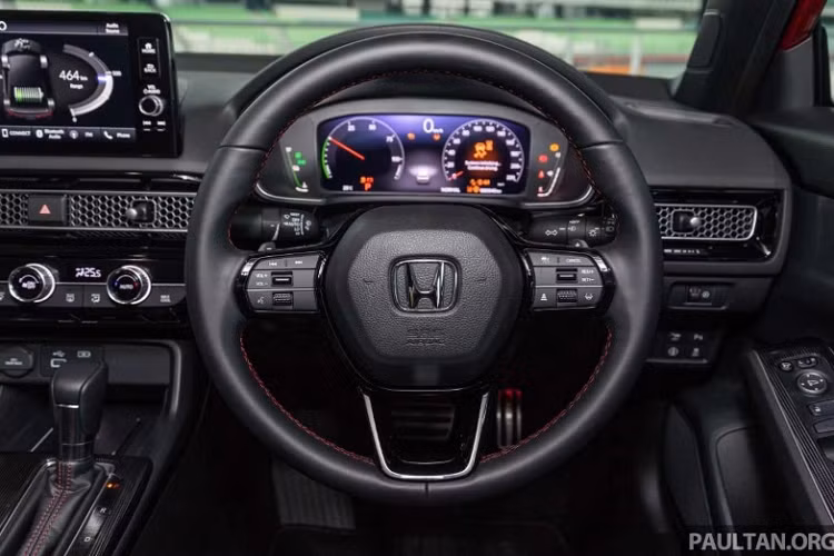 Động cơ điện của Civic e:HEV cho công suất 181 mã lực, mô-men xoắn 315 Nm tại từ 0-2.000 vòng/phút. Động cơ xăng là loại hút khí tự nhiên, 4 xi-lanh, dung tích 2.0L cho công suất 141 mã lực, mô-men xoắn 189 Nm. Xe dùng hệ dẫn động cầu trước và hộp số vô cấp điện tử E-CVT.