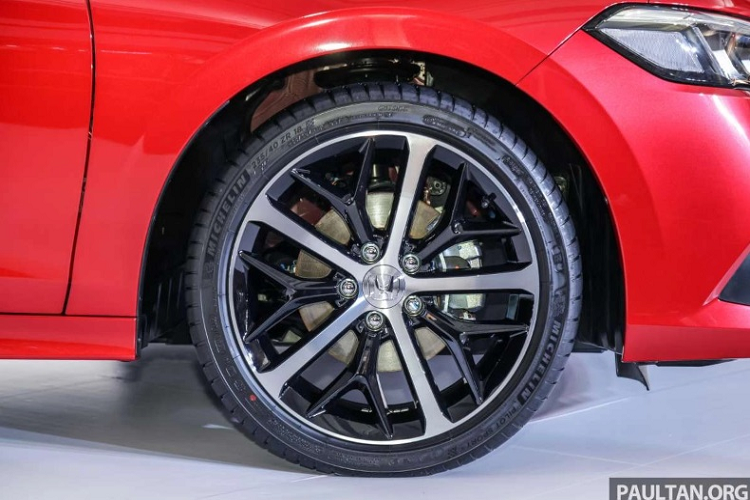 Theo Honda thì với cách làm này, chiếc xe sẽ mang lại trải nghiệm lái mượt mà, êm ái, giúp chiếc xe tăng tốc phấn khích hơn. Tuy nhiên, ở những dải tốc độ cao, động cơ xăng của Civic e:HEV vẫn sẽ tham gia truyền động trực tiếp tới bánh, thay vì chỉ đảm nhiệm duy nhất việc cung cấp năng lượng cho động cơ điện.