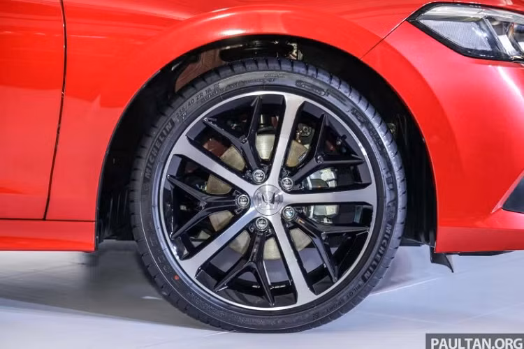 Theo Honda thì với cách làm này, chiếc xe sẽ mang lại trải nghiệm lái mượt mà, êm ái, giúp chiếc xe tăng tốc phấn khích hơn. Tuy nhiên, ở những dải tốc độ cao, động cơ xăng của Civic e:HEV vẫn sẽ tham gia truyền động trực tiếp tới bánh, thay vì chỉ đảm nhiệm duy nhất việc cung cấp năng lượng cho động cơ điện.