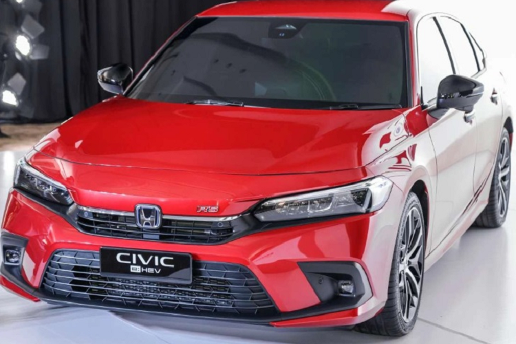 Mẫu xe sedan Honda Civic e:HEV 2023 có ngoại hình tương đồng với phiên bản Civic RS. Tuy nhiên xe được trang bị bộ la-zăng 18 inch, 5 chấu kép được phối 2 tông màu thay vì sơn đen toàn bộ.Ngoài ra, Civic e:HEV cũng có thêm viền màu xanh dương trên logo Honda và một số chi tiết crôm ở lưới tản nhiệt, viền trong đèn pha và cửa sổ.