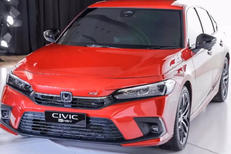 Mẫu xe sedan Honda Civic e:HEV 2023 có ngoại hình tương đồng với phiên bản Civic RS. Tuy nhiên xe được trang bị bộ la-zăng 18 inch, 5 chấu kép được phối 2 tông màu thay vì sơn đen toàn bộ.Ngoài ra, Civic e:HEV cũng có thêm viền màu xanh dương trên logo Honda và một số chi tiết crôm ở lưới tản nhiệt, viền trong đèn pha và cửa sổ.