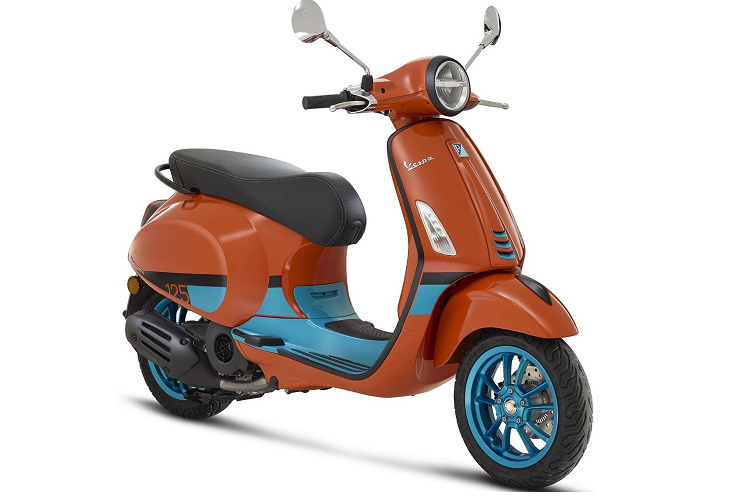 Bên cạnh Vespa 946 10th Anniversario, Vespa Primavera 2023 cũng gây chú ý với màu sơn theo phong cách Colour Vibe với bộ tem xanh da trời - đen làm điểm nhấn.