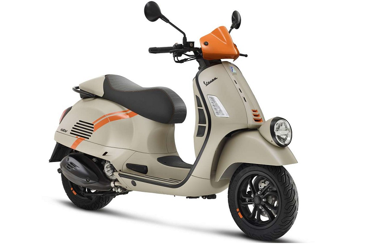 Trong khi đó, Vespa GT 2023 được trình làng với thiết kế mới ở những chi tiết trên xe như ốp thoát gió 2 bên, đèn hậu LED vuông vắn hơn, gương chiếu hậu, tay lái rộng hơn, tích hợp hệ thống Start/Stop và sử dụng khóa thông minh thay vì chìa cơ gắn chip từ như trước đây.