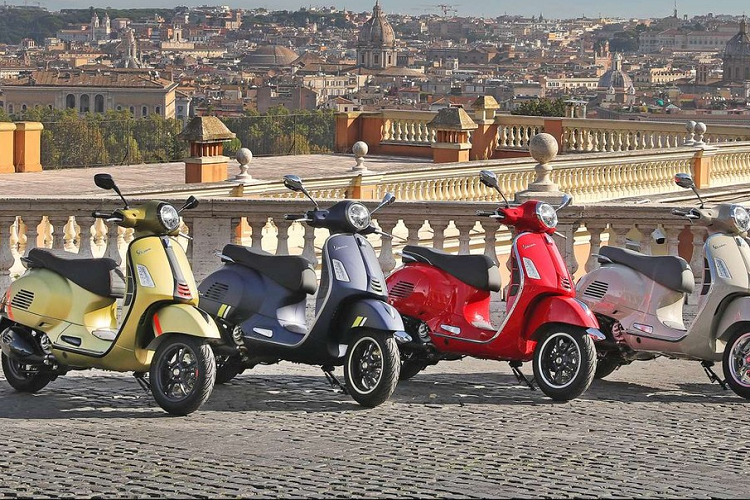 Trong khi đó, bộ vành của Vespa Primavera Color Vibe 2023 mới cũng được sơn màu xanh nước biển đồng điệu với màu tem. Trong thời gian tới, Vespa Primavera Color Vibe sẽ được bán ra với 2 màu Arancio Impulsivo (da cam) và Bianco Innocente (trắng).