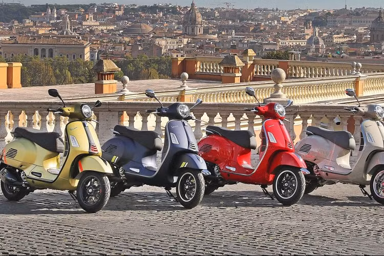 Trong khi đó, bộ vành của Vespa Primavera Color Vibe 2023 mới cũng được sơn màu xanh nước biển đồng điệu với màu tem. Trong thời gian tới, Vespa Primavera Color Vibe sẽ được bán ra với 2 màu Arancio Impulsivo (da cam) và Bianco Innocente (trắng).