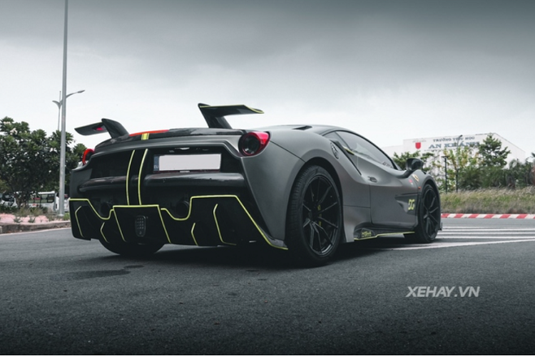 Các phối màu này cũng được tìm thấy ở bên trong xe. Toàn bộ ghế ngồi cùng các chi tiết bọc da Alcantara màu đỏ ban đầu đã được thay bằng chất liệu da trơn màu xanh lá.