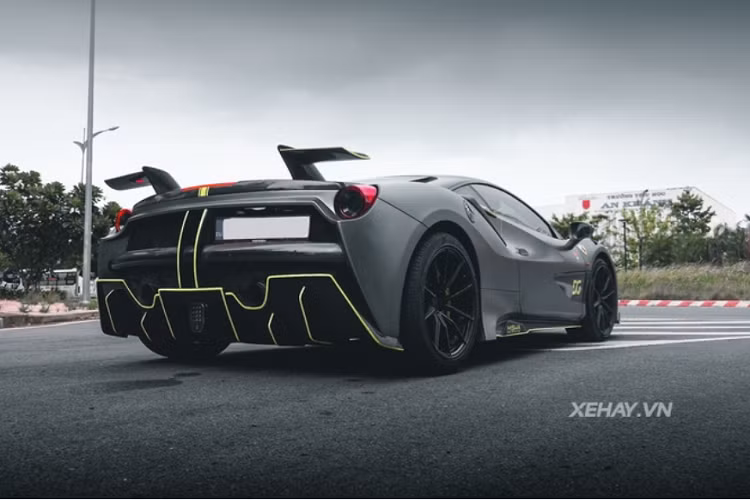 Các phối màu này cũng được tìm thấy ở bên trong xe. Toàn bộ ghế ngồi cùng các chi tiết bọc da Alcantara màu đỏ ban đầu đã được thay bằng chất liệu da trơn màu xanh lá.