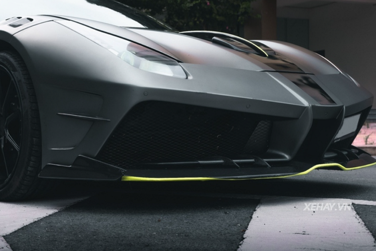 Siêu xe sở hữu ngoại thất màu đen nhám kết hợp với một vài điểm nhấn màu xanh lá cây tạo sự tương phản thú vị. Số 88 xuất hiện ở nắp ca-pô là ngụ ý cho năm sinh của chủ xe (1988).