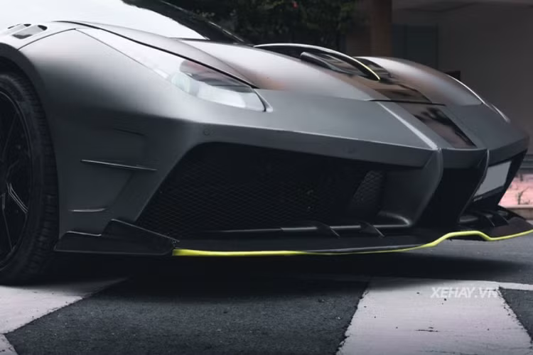 Siêu xe sở hữu ngoại thất màu đen nhám kết hợp với một vài điểm nhấn màu xanh lá cây tạo sự tương phản thú vị. Số 88 xuất hiện ở nắp ca-pô là ngụ ý cho năm sinh của chủ xe (1988).