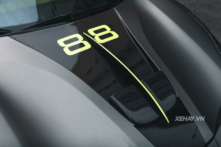 “Trái tim” của Ferrari 488 GTB là khối động cơ tăng áp kép V8 3.9L sản sinh công suất tối đa 670 mã lực và momen xoắn cực đại 760 Nm. Tuy nhiên, siêu xe này đã được chủ nhân nâng cấp ECU nên tổng công suất chắc chắn đã vượt xa con số 670 mã lực ban đầu.