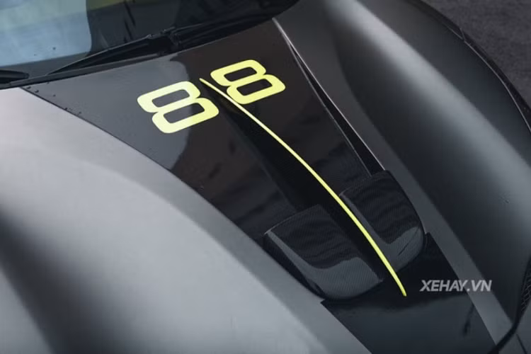 “Trái tim” của Ferrari 488 GTB là khối động cơ tăng áp kép V8 3.9L sản sinh công suất tối đa 670 mã lực và momen xoắn cực đại 760 Nm. Tuy nhiên, siêu xe này đã được chủ nhân nâng cấp ECU nên tổng công suất chắc chắn đã vượt xa con số 670 mã lực ban đầu.