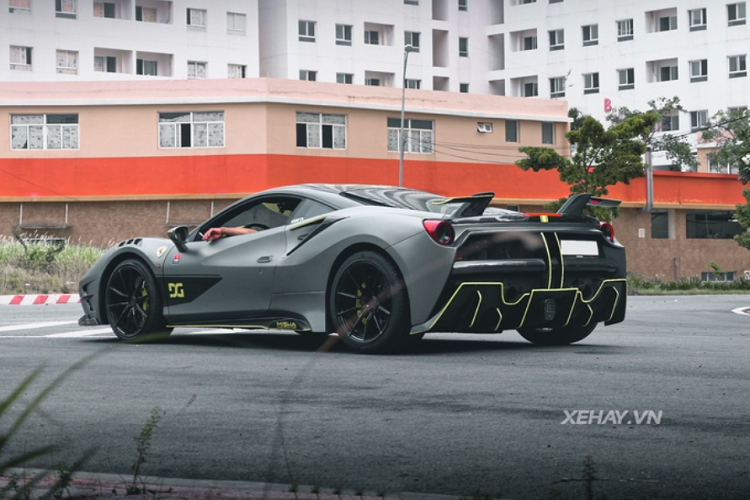 Chưa hết, Ferrari 488 GTB cũng nhận được bộ khuếch tán mới làm từ sợi carbon với thiết kế táo bạo hơn giúp tăng khả năng làm mát và ổn định luồng gió dưới gầm khi di chuyển ở tốc độ cao. Tiếp đến là bộ cánh gió đến từ Mansory có thiết kế khá lạ mắt khi nằm đối xứng hai bên.