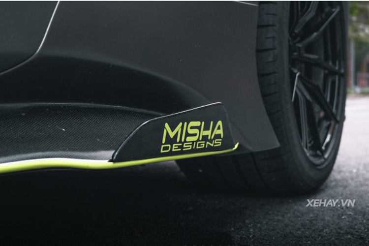 Ở cản trước là lip gió mới được kéo dài hơn khiến khoảng sáng gầm và góc tới giảm đáng kể, đòi hỏi người lái phải cẩn thận hơn vì tiềm ẩn nguy cơ trầy xước.