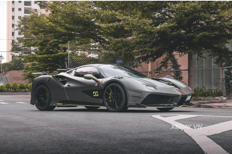 Ferrari 488 GTB độ Misha Design thứ 2 tại Việt Nam “cưỡi” trên bộ mâm đa chấu mảnh đến từ thương hiệu Litespeed Racing, ẩn sau là hệ thống phanh hiệu suất cao bao gồm đĩa phanh gốm carbon và kẹp phanh Brembo sơn màu xanh lá.