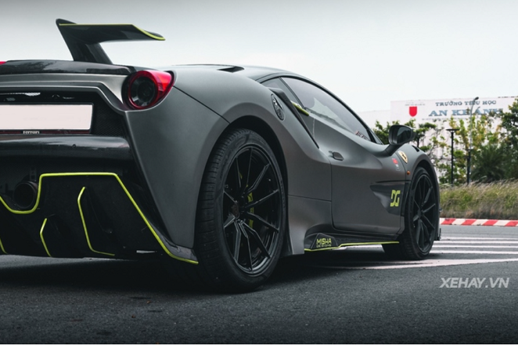 Xe được nâng cấp với hệ thống ống xả Akrapovic đem lại âm thanh đầy uy lực hơn cho những cú bứt tốc. Ước tính chi phí nâng cấp Ferrari 488 GTB như hiện tại rơi vào khoảng hơn 2 tỷ đồng, ngang giá của một chiếc Audi Q3 mới