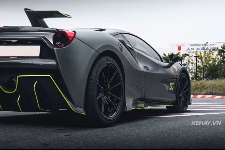 Xe được nâng cấp với hệ thống ống xả Akrapovic đem lại âm thanh đầy uy lực hơn cho những cú bứt tốc. Ước tính chi phí nâng cấp Ferrari 488 GTB như hiện tại rơi vào khoảng hơn 2 tỷ đồng, ngang giá của một chiếc Audi Q3 mới