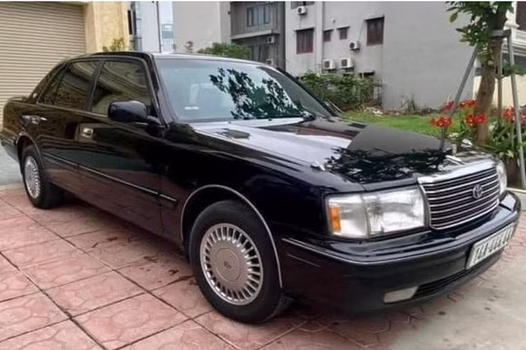 Về chiếc Crown Royal, xe được sản xuất năm 1998 và là mẫu xe "VIP" chuyên tháp tùng những cán bộ cao cấp vào thập niên 90 của thế kỷ trước.