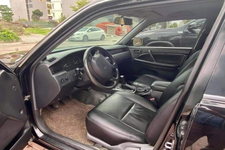 Ngoại thất chiếc Toyota Crown trong bài vẫn khá tốt, xe có nước sơn đen bóng và mâm 15 inch nguyên bản.