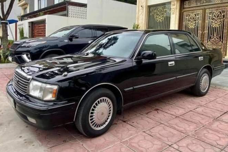 Lý do giúp chiếc Toyota Crown Royal Saloon đời 1998 này có giá bán cao hơn hẳn nằm ở việc chủ nhân mới ở Quảng Ninh đã bốc được biển 14A-444.44. Đặc biệt, theo thông tin rao bán, chiếc Crown đời này đã từng phục vụ cho Bộ Ngoại Giao trước khi được thanh lý.