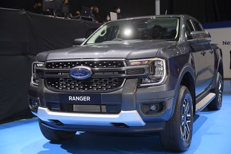 Tùy chọn động cơ thứ ba của mẫu xe bán tải Ford Ranger 2022 ở Úc là máy dầu V6, tăng áp, dung tích 3.0L mới, sản sinh công suất tối đa 247 mã lực và mô-men xoắn cực đại 600 Nm. Động cơ này cũng đi với hộp số tự động 10 cấp. Tuy nhiên, động cơ diesel V6 của Ford Ranger mới có thêm tính năng Start/Stop tự động.