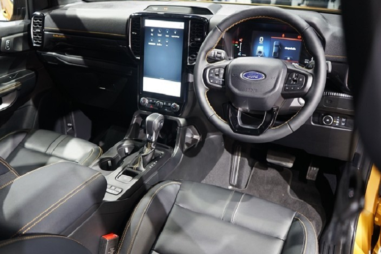 Trừ Raptor, phiên bản nào cũng có sức kéo 3,5 tấn. Phần lớn những phiên bản này đều được trang bị hệ dẫn động 4 bánh toàn thời gian tiêu chuẩn. Riêng 3 phiên bản XL, XLS và XLT còn có hệ dẫn động cầu sau. Vào hôm 21/3 vừa qua, Ford Ranger 2022 cũng đã chính thức ra mắt Đông Nam Á, cụ thể là thị trường Thái Lan. Đáng tiếc là mẫu xe bán tải này tại Thái Lan vẫn dùng 2 động cơ diesel như cũ.