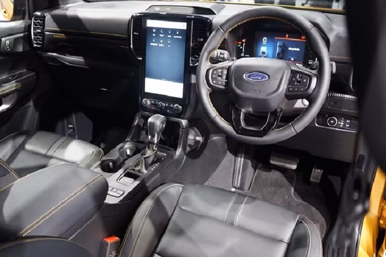 Trừ Raptor, phiên bản nào cũng có sức kéo 3,5 tấn. Phần lớn những phiên bản này đều được trang bị hệ dẫn động 4 bánh toàn thời gian tiêu chuẩn. Riêng 3 phiên bản XL, XLS và XLT còn có hệ dẫn động cầu sau. Vào hôm 21/3 vừa qua, Ford Ranger 2022 cũng đã chính thức ra mắt Đông Nam Á, cụ thể là thị trường Thái Lan. Đáng tiếc là mẫu xe bán tải này tại Thái Lan vẫn dùng 2 động cơ diesel như cũ.