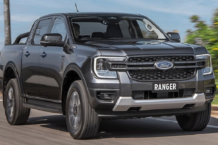 Tại thị trường Thái Lan, Ford Ranger 2022 có 2 phiên bản là Sport và Wildtrak. Trong đó, phiên bản Sport được chia thành 3 bản trang bị là 2.0L Turbo 4×2 6MT, 2.0L Turbo 4×2 6AT và 2.0L Turbo 4×4 6AT. Phiên bản Wildtrak lại được chia thành 4 bản trang bị là 2.0L Turbo 4×2 6MT, 2.0L Turbo 4×2 6AT, 2.0L Bi-Turbo 4×2 10AT và 2.0L Bi-Turbo 4×4 10AT. Giá xe Ford Ranger 2022 tại Thái Lan dao động từ 929.000 - 1.299.000 Baht (khoảng 633 - 886 triệu đồng).