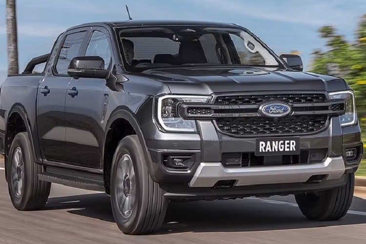 Tại thị trường Thái Lan, Ford Ranger 2022 có 2 phiên bản là Sport và Wildtrak. Trong đó, phiên bản Sport được chia thành 3 bản trang bị là 2.0L Turbo 4×2 6MT, 2.0L Turbo 4×2 6AT và 2.0L Turbo 4×4 6AT. Phiên bản Wildtrak lại được chia thành 4 bản trang bị là 2.0L Turbo 4×2 6MT, 2.0L Turbo 4×2 6AT, 2.0L Bi-Turbo 4×2 10AT và 2.0L Bi-Turbo 4×4 10AT. Giá xe Ford Ranger 2022 tại Thái Lan dao động từ 929.000 - 1.299.000 Baht (khoảng 633 - 886 triệu đồng).