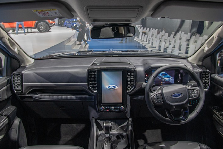 Động cơ mạnh nhất của dòng Ford Ranger 2022 ở thị trường Úc là máy xăng EcoBoost V6, tăng áp kép, dung tích 3.0L với công suất tối đa 392 mã lực và mô-men xoắn cực đại 583 Nm. Đây cũng chính là động cơ được dùng cho Ford Ranger Raptor thế hệ mới. Ngoài 4 tùy chọn động cơ, Ford Ranger mới tại thị trường Úc còn có 6 phiên bản, bao gồm XL, XLS, XLT, Sport, Wildtrak và Raptor.