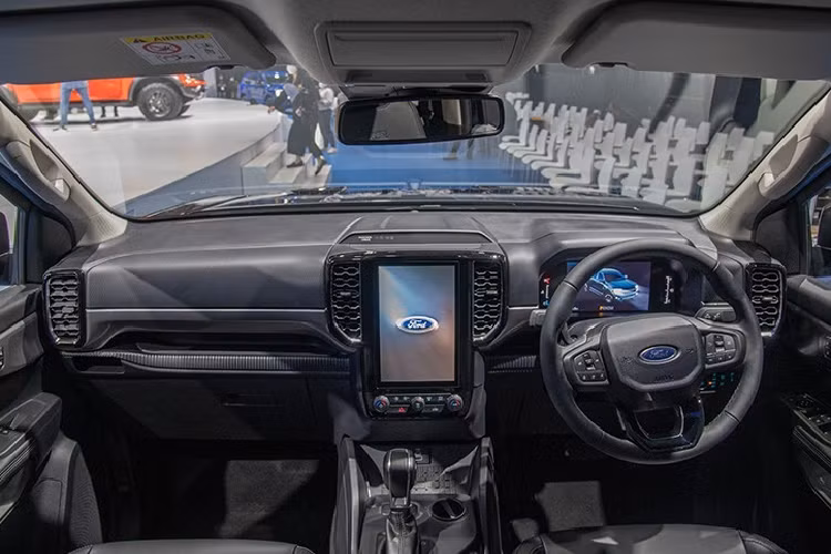 Động cơ mạnh nhất của dòng Ford Ranger 2022 ở thị trường Úc là máy xăng EcoBoost V6, tăng áp kép, dung tích 3.0L với công suất tối đa 392 mã lực và mô-men xoắn cực đại 583 Nm. Đây cũng chính là động cơ được dùng cho Ford Ranger Raptor thế hệ mới. Ngoài 4 tùy chọn động cơ, Ford Ranger mới tại thị trường Úc còn có 6 phiên bản, bao gồm XL, XLS, XLT, Sport, Wildtrak và Raptor.