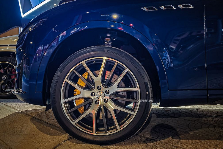 Sức mạnh khủng khiếp này được truyền qua hộp số tự động ZF 8 cấp và hệ dẫn động 4 bánh. Từ đó, Levante Trofeo chỉ mất khoảng thời gian 3,9 giây để tăng tốc từ 0 - 100 km/h, nhanh hơn đáng kể so với con số 6 giây của bản tiêu chuẩn. Xe có tốc độ tối đa đạt 304 km/h.Để trải nghiệm lái thêm phần phấn khích, Levante Trofeo được tích hợp đến 5 chế độ lái bao gồm Normal, I.C.E, Sport, Corsa và Off-Road.