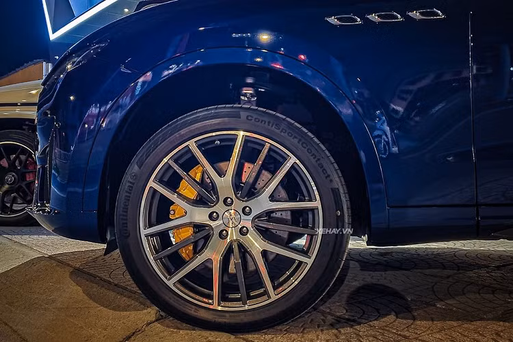 Sức mạnh khủng khiếp này được truyền qua hộp số tự động ZF 8 cấp và hệ dẫn động 4 bánh. Từ đó, Levante Trofeo chỉ mất khoảng thời gian 3,9 giây để tăng tốc từ 0 - 100 km/h, nhanh hơn đáng kể so với con số 6 giây của bản tiêu chuẩn. Xe có tốc độ tối đa đạt 304 km/h.Để trải nghiệm lái thêm phần phấn khích, Levante Trofeo được tích hợp đến 5 chế độ lái bao gồm Normal, I.C.E, Sport, Corsa và Off-Road.