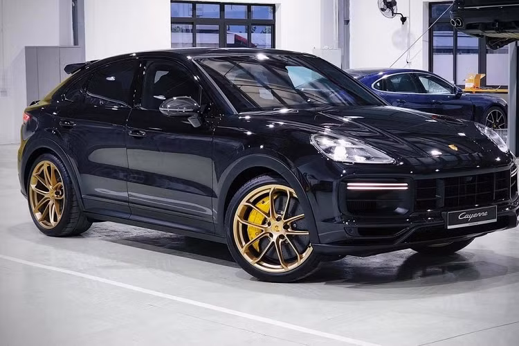  Porsche Cayenne Turbo GT - 631 mã lực Ra mắt toàn cầu lần đầu tiên vào tháng 6 năm ngoái, Porsche Cayenne Turbo GT 2022 được mệnh danh là mẫu SUV nhanh nhất trong lịch sử của thương hiệu Đức. Tính đến thời điểm hiện tại, đã có tổng cộng 3 chiếc Cayenne Turbo GT 2022 về Việt Nam. Chiếc SUV sở hữu ngoại thất bắt mắt, thể thao đi cùng với nội thất sang trọng, tiện nghi.