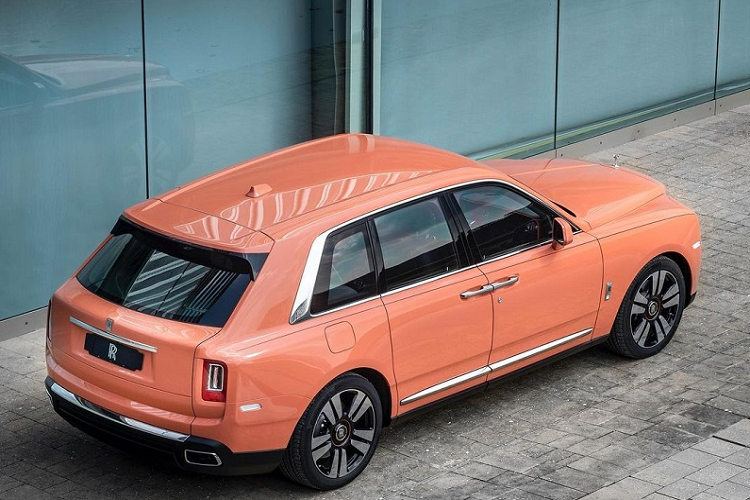 Không chỉ có ngoại hình bóng bẩy và đẳng cấp,mang đậm phong cách hoàng gia sang trọng. Xe sở hữu nội thất tiện nghi, xa xỉ, toàn bộ khoang cabin đều được làm bằng chất liệu cao cấp như gỗ quý hoặc da. Cullinan còn có khả năng offroad đỉnh cao với cơ chế dẫn động AWD thay cho RWD trên các mẫu xe trước đây.