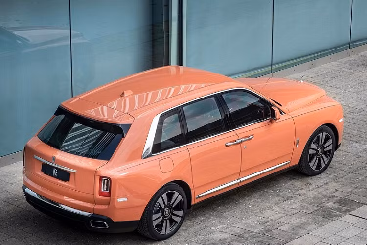 Không chỉ có ngoại hình bóng bẩy và đẳng cấp,mang đậm phong cách hoàng gia sang trọng. Xe sở hữu nội thất tiện nghi, xa xỉ, toàn bộ khoang cabin đều được làm bằng chất liệu cao cấp như gỗ quý hoặc da. Cullinan còn có khả năng offroad đỉnh cao với cơ chế dẫn động AWD thay cho RWD trên các mẫu xe trước đây.