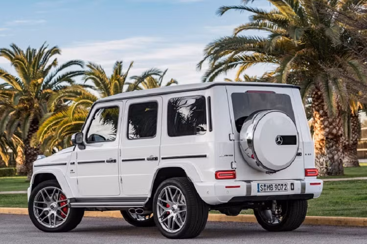 Nằm dưới mui xe mang thiết kế hình vuông cứng cáp đặc trưng là khối động cơ tăng áp kép V8 4.0L, sản sinh công suất tối đa 577 mã lực tại 6.000 vòng/phút và momen xoắn cực đại 850 Nm tại dải vòng tua 2.500 - 3.500 vòng/phút. Bất chấp sức nặng lên đến hơn 2,5 tấn cùng kiểu dáng có phần cục mịch, khối động cơ này cung cấp cho G63 một nguồn năng lượng khổng lồ với khả năng tăng tốc 0 - 100 km/h trong 4,4 giây.