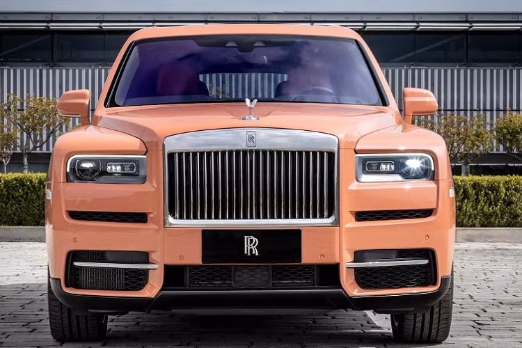 Ghép nối với động cơ này là hộp số tự động 8 cấp ZF và hệ dẫn động 4 bánh toàn thời gian cho phép chiếc sedan siêu sang nặng hơn 2,6 tấn tăng tốc từ 0 - 100 km/h trong 5,2 giây. Rolls-Royce Cullinan đang được phân phối chính hãng tại Việt Nam với giá từ 31 tỷ đồng, chưa bao gồm các tuỳ chọn.