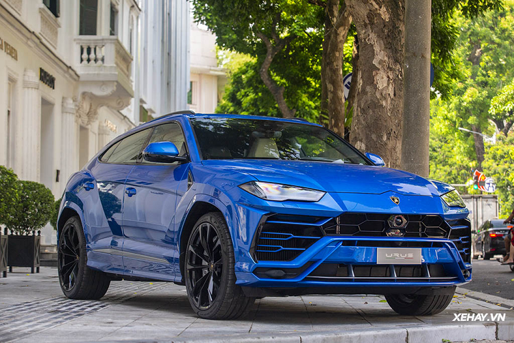 Toàn bộ sức mạnh của khối động cơ này được truyền đến cả 4 bánh thông qua hộp số tự động 8 cấp ZF. Nhờ đó, Urus có khả năng tăng tốc 0-100 km/h chỉ trong 3,6 giây và 0-200 km/h trong 12,8 giây trước khi đạt vận tốc tối đa 305 km/h. Lamborghini Urus được trang bị hệ thống dẫn động bốn bánh mới, được tích hợp vi sai trung tâm chống trượt LSD cùng vi sai cầu sau để có thể tự điều hướng mô men xoắn riêng cho bánh sau bên phải và trái.