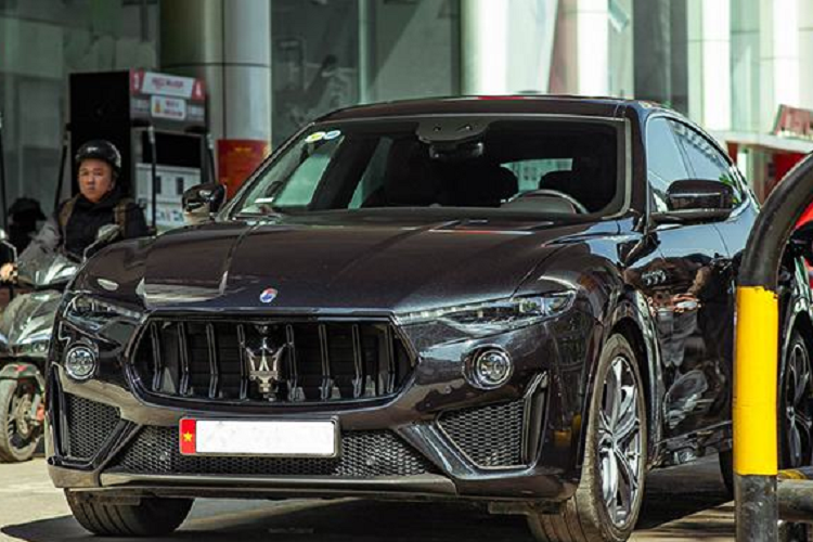 Từ đó mang lại cho chủ nhân những cảm xúc thể thao, mãnh liệt. Maserati Levante là mẫu SUV đầu tiên trong gia đình "Cây đinh ba" nước Ý. Mẫu xe này có tổng cộng 4 phiên bản, bao gồm bản tiêu chuẩn, bản S, bản GTS và cao cấp nhất là bản Trofeo. Giá bán chính hãng của mẫu chiếc SUV nằm trong khoảng 14 tỷ đồng.
