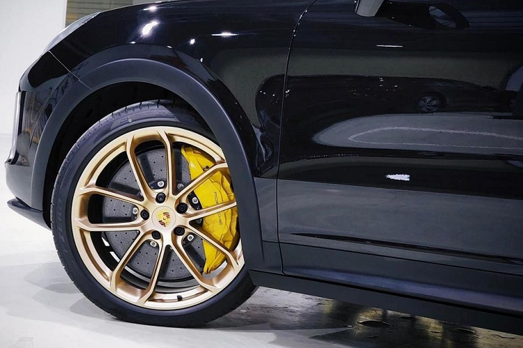 Ngoài ra, xe còn được bổ sung hộp làm mát bằng nước cho hệ thống Quản lý lực kéo của Porsche. Phiên bản hàng đầu mới của Cayenne chỉ cần 3,1 giây để tăng tốc từ 0 - 96 km/h, trước khi cán tốc độ tối đa 299 km/h. Bên cạnh đó, Porsche còn thực hiện một số nâng cấp cho hệ thống treo để cải thiện khả năng xử lý của Cayenne Turbo GT, cụ thể, hệ thống treo trên bản GT được làm thấp hơn 17 mm và cứng hơn tới 15% so với Cayenne Turbo Coupe.