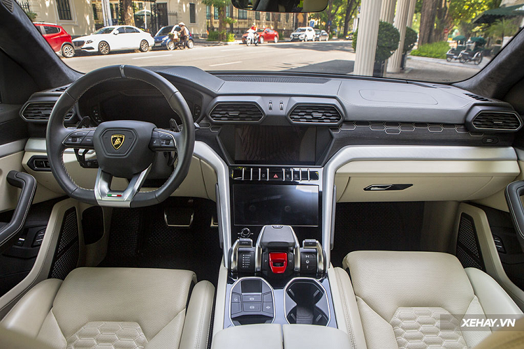 Xe sở hữu một ngoại hình hầm hố, mạnh mẽ với những chi tiết thiết kế được lấy cảm hứng từ cấu trúc mạng nguyên tử lục giác carbon và hoạ tiết chữ Y. Chỉ đứng sau chiếc Aston Martin DBX707 về hiệu suất, Lamborghini Urus cũng từng khiến giới mê tốc độ “đứng ngồi không yên” với động cơ xăng Biturbo V8 4.0L, cho ra công suất 641 mã lực và 850Nm mô-men xoắn cực đại.