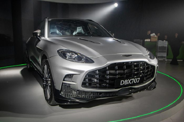 DBX707 là biểu tượng cho kỷ nguyên mới của Aston Martin, kết hợp giữa những mẫu xe siêu sang và hiệu suất đỉnh cao của thương hiệu Anh Quốc. DBX707 hiện được phân phối chính hãng tại Việt Nam với tuỳ chọn hai màu ngoại thất là đen Q Satin Jet Black và xám Q Satin Aluminite Silver. Chiếc SUV đang được bán với giá từ 21,8 tỷ đồng.